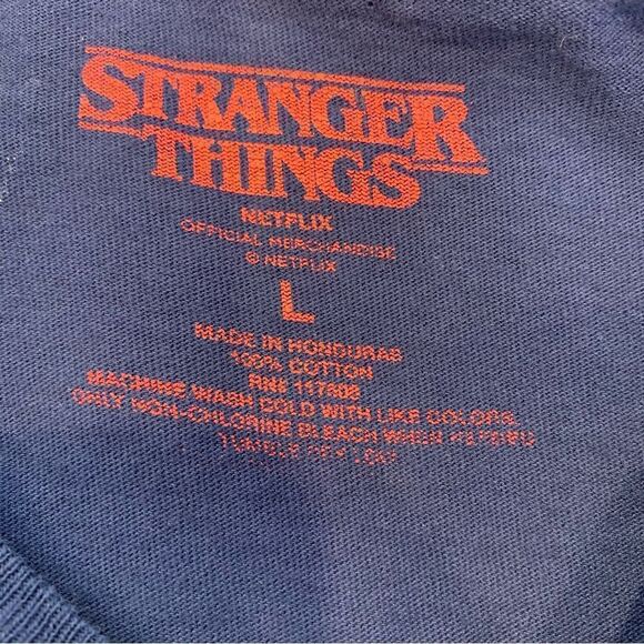 Stranger Things Netflix Long Sleeve TShirt - Adult Size L “Friends Don't Lie" - Picture 7 of 8